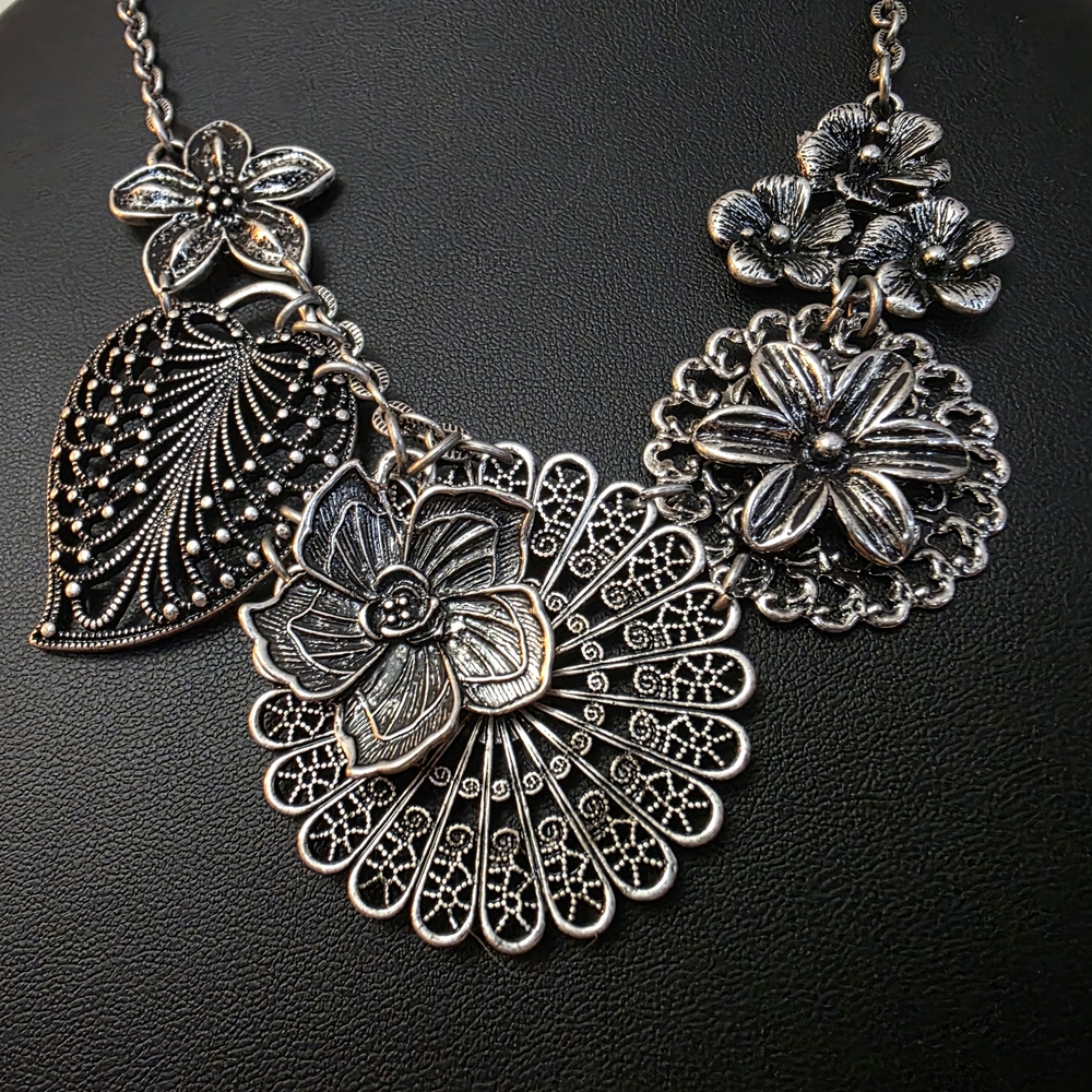 Elegant Silver Floral Necklace